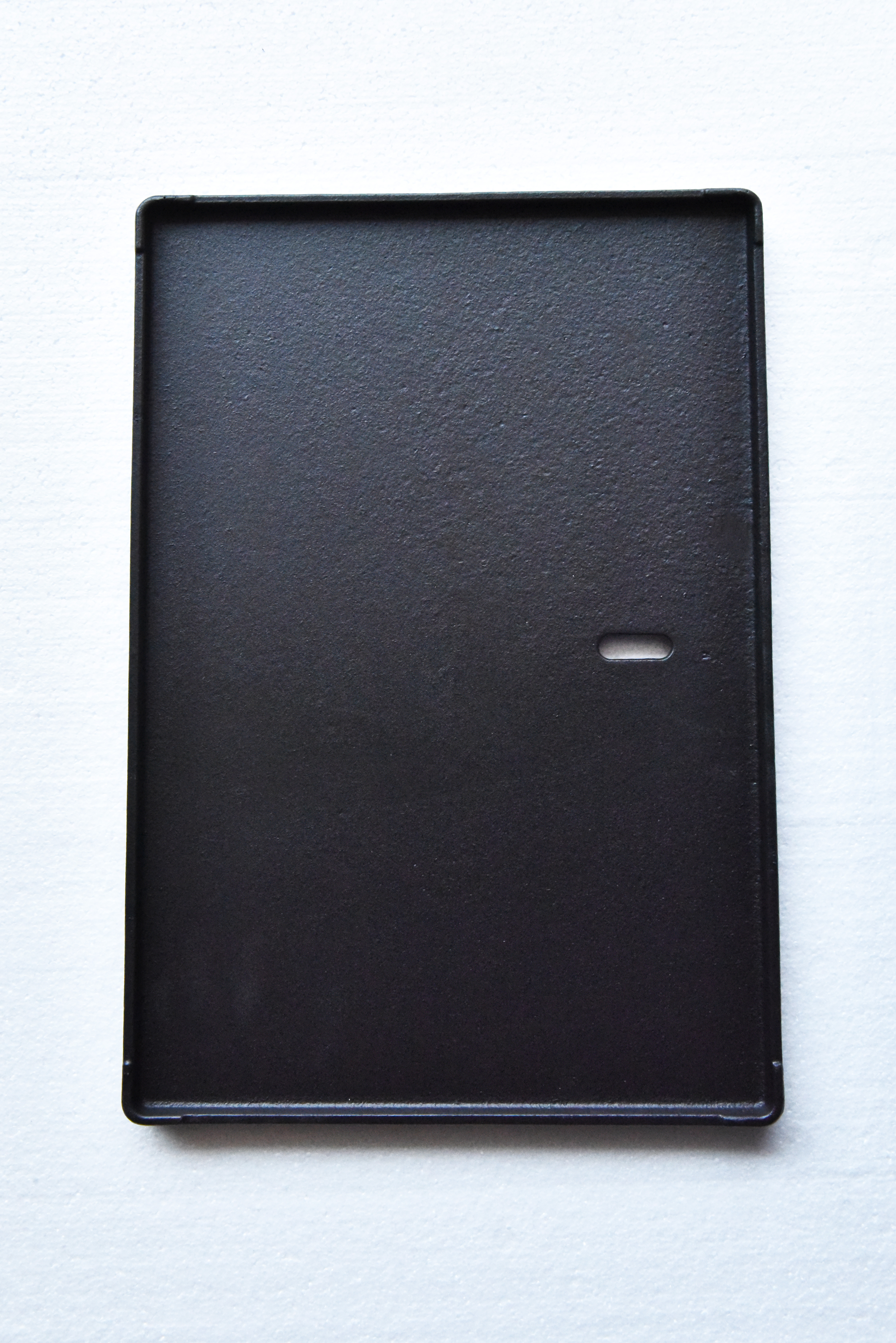 Flat cast iron griddle plate