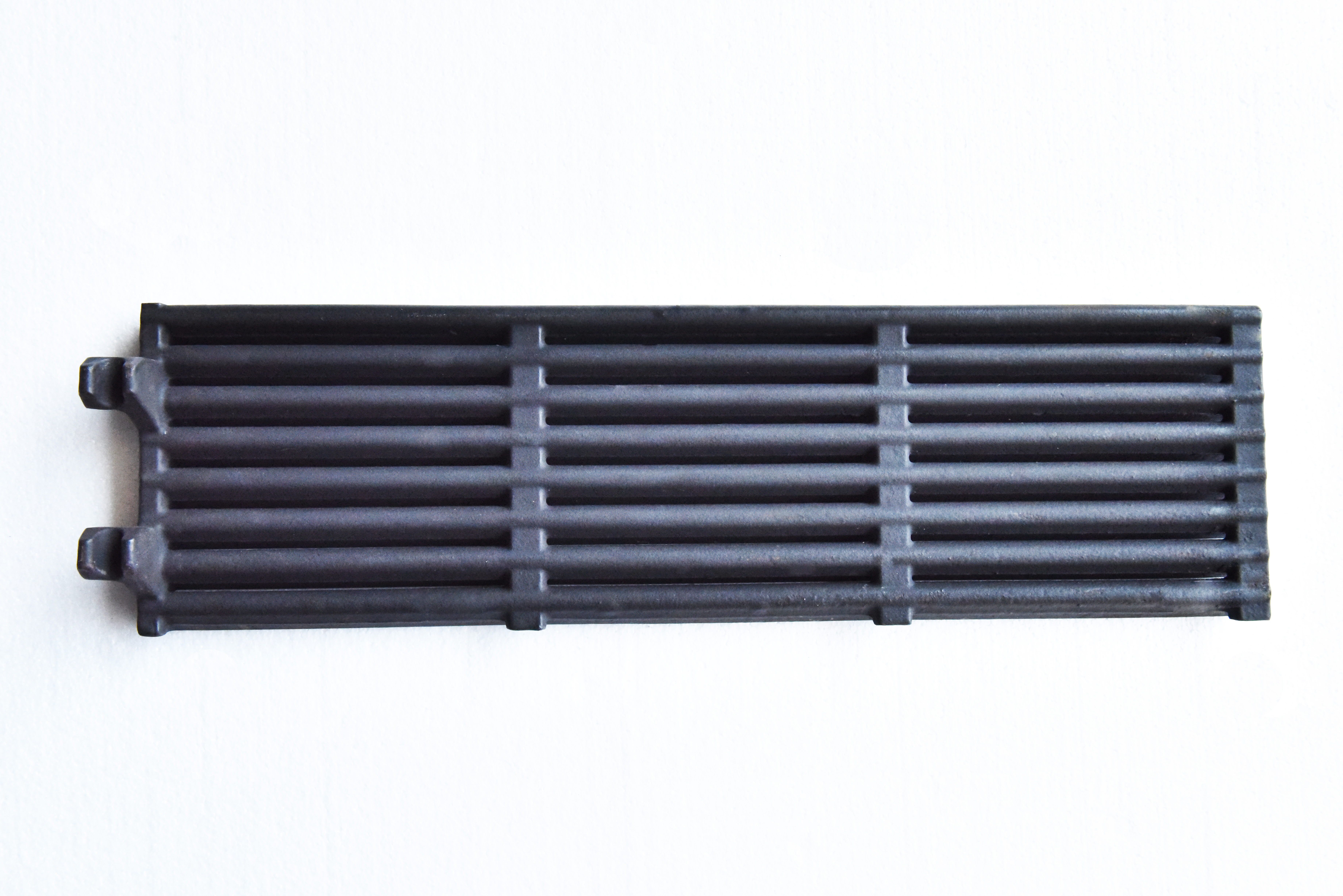 Narrow bar-style cast iron grill grate