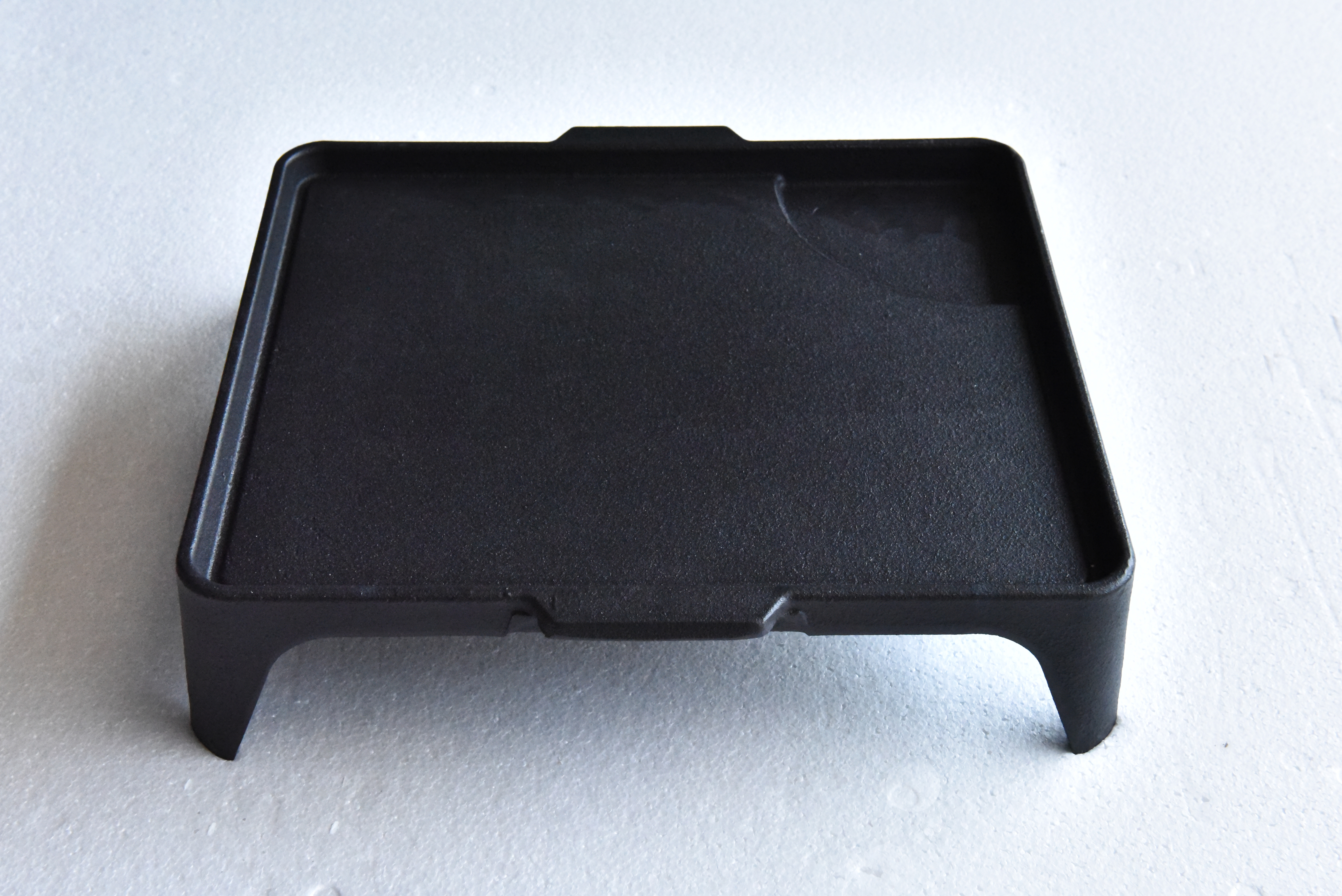 Raised cast iron griddle plate