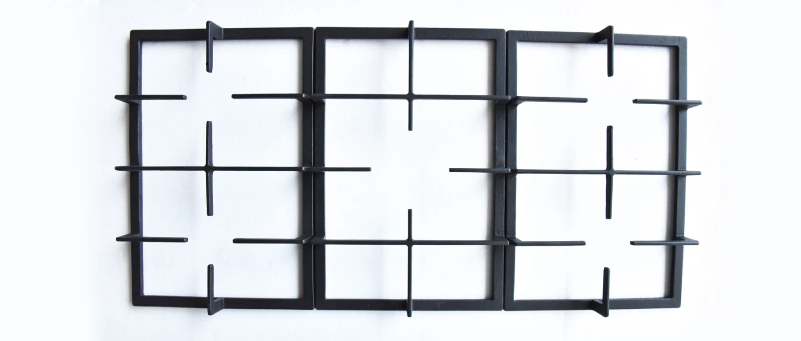 Cast iron pan support shaped for a stove or burner assembly