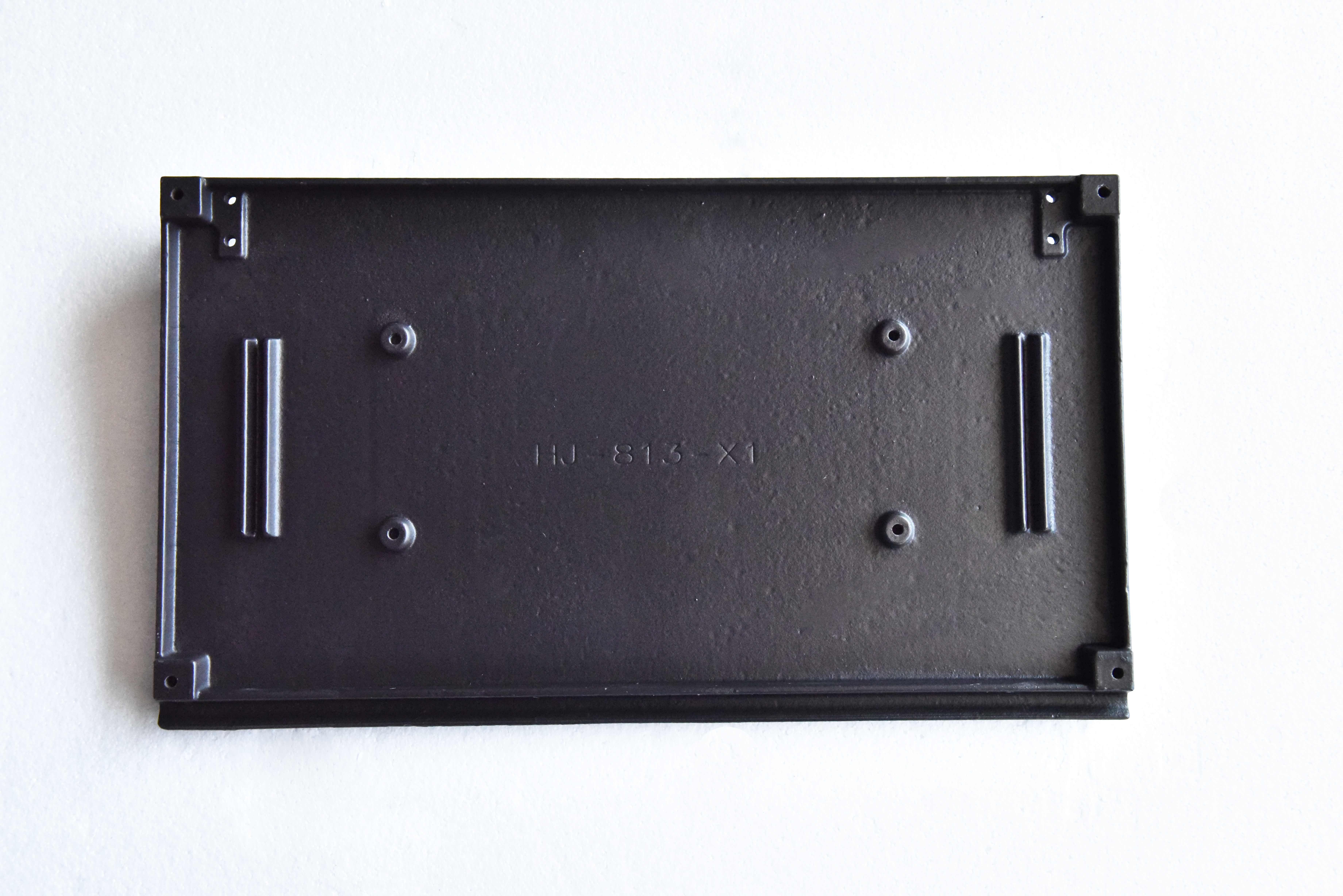Flat cast iron mounting component