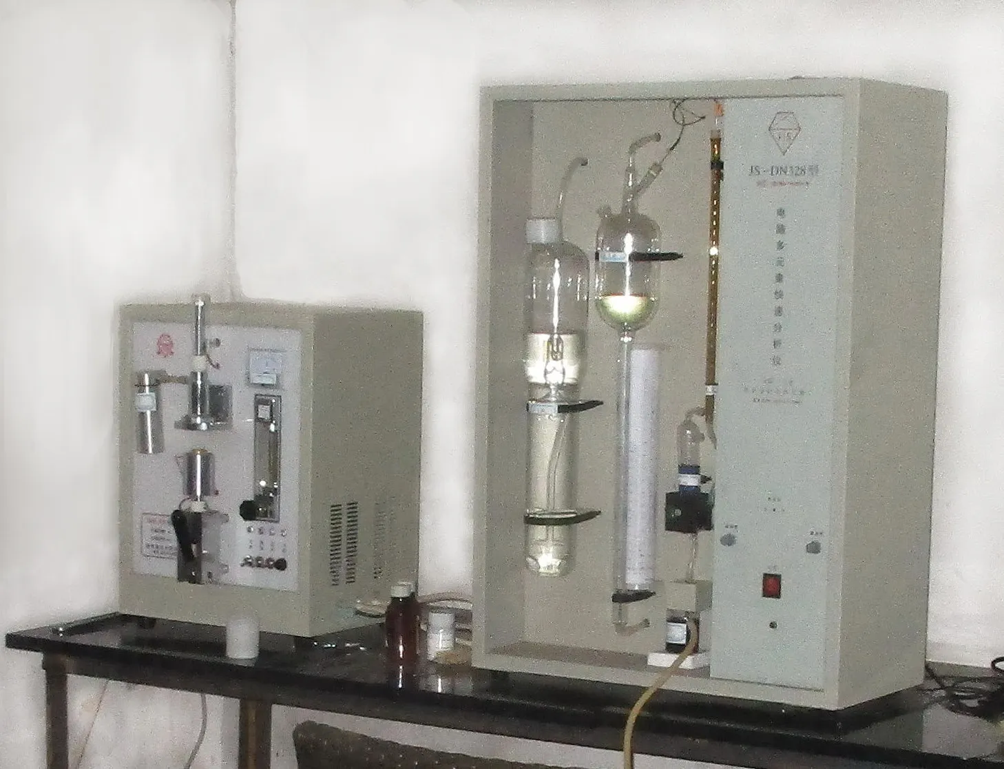 Inspection equipment arranged on benches in a quality control room